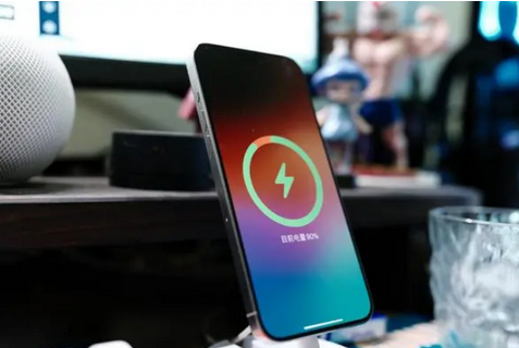安福苹果15换屏服务分享用什么充电器给iPhone15充电更好 